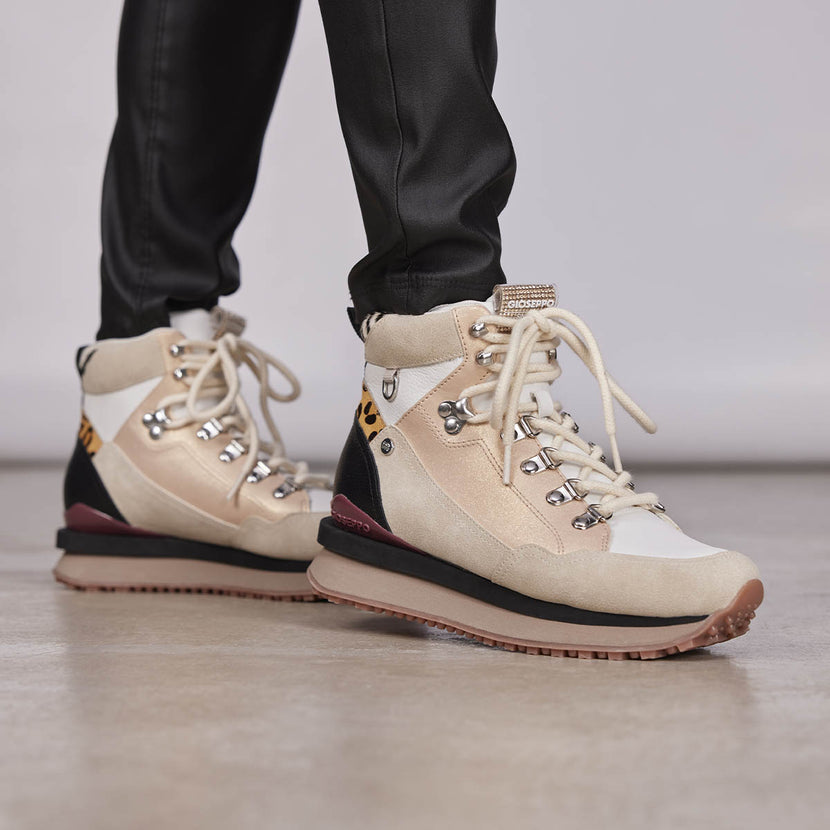 Sneakers blancas tipo botín montañero con detalles para mujer halsnaes