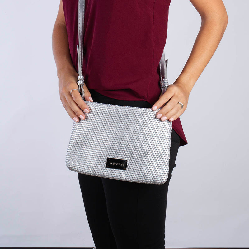 BOLSO BANDOLERA COLOR PLATA CON TRENZADO MORVAH