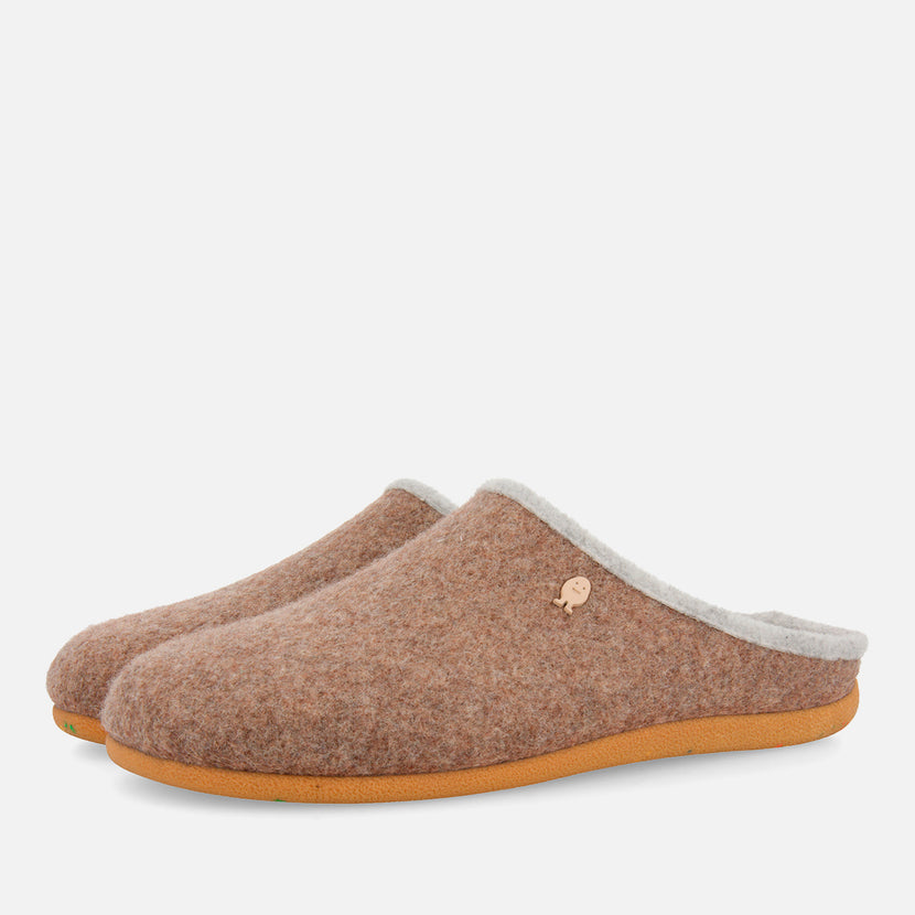 Zapatillas de estar por casa Hot Potatoes en marrón LABINSK