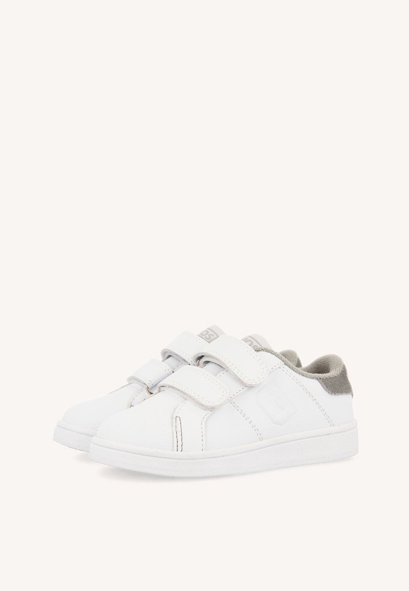 SNEAKERS COLEGIALES BLANCAS CON DETALLE EN GRIS Y DOBLE CIERRE AJUSTABLE VOLSK