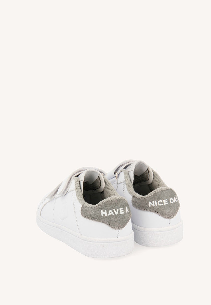 SNEAKERS COLEGIALES BLANCAS CON DETALLE EN GRIS Y DOBLE CIERRE AJUSTABLE VOLSK