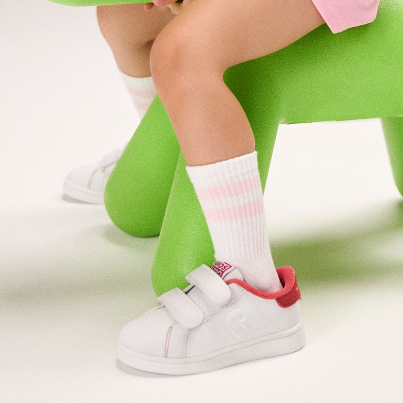 SNEAKERS COLEGIALES BLANCAS CON DETALLE EN ROSA Y DOBLE CIERRE AJUSTABLE VOLSK
