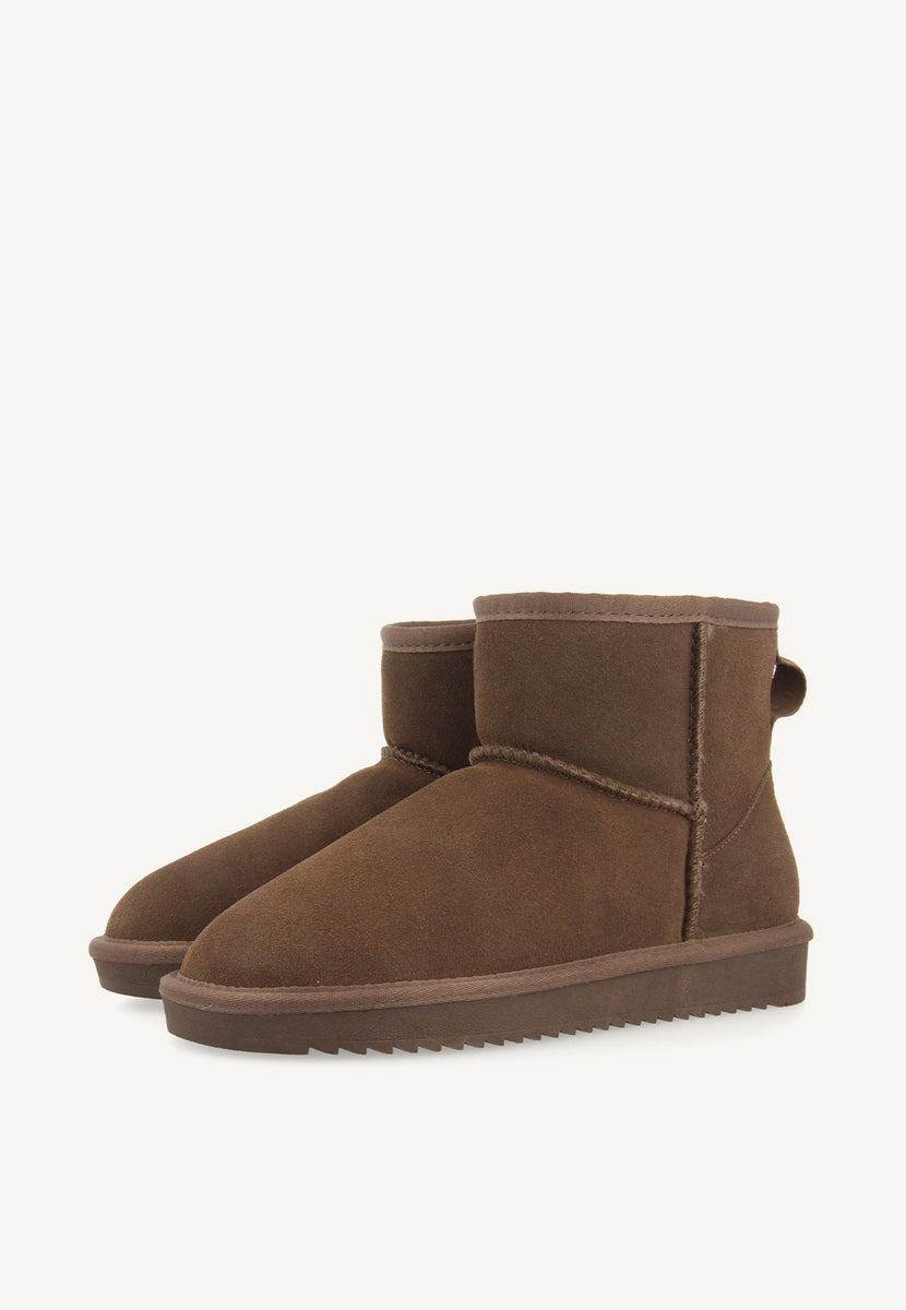 BOTAS AUSTRALIANAS COLOR TAUPE DE CAÑA MEDIA PARA MUJER GILLIAM