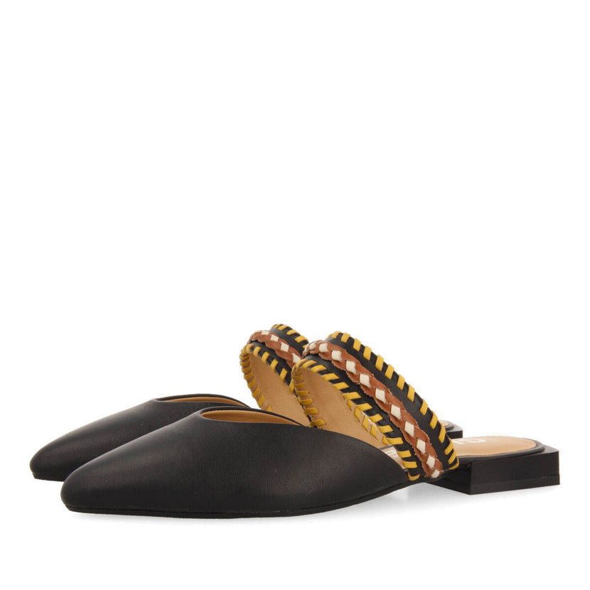 Sandalias negras tipo babucha con tira para mujer bataan