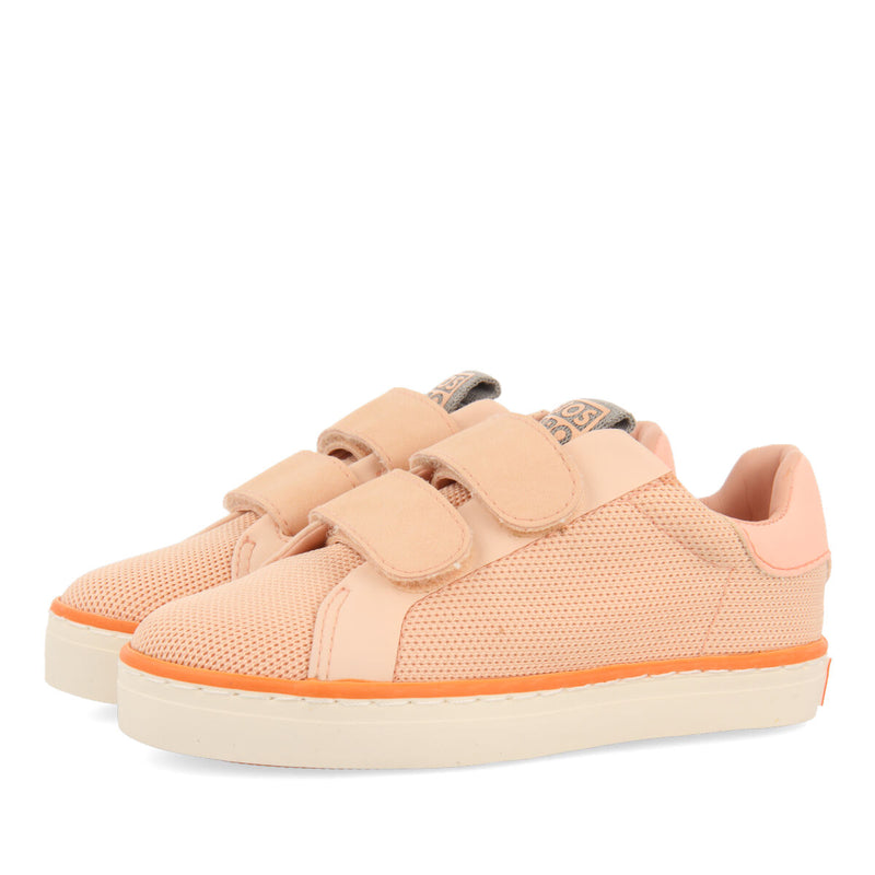 Sneakers color coral con base de rejilla para niña joaima