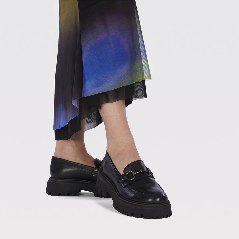 Mocasines negros de piel con detalle dorado para mujer andsnes