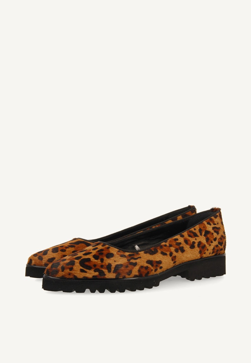 SABRINAS DE PELE COM PRINT DE LEOPARDO E SOLA GROSSA TIPO TRACK PARA MULHER RUKA