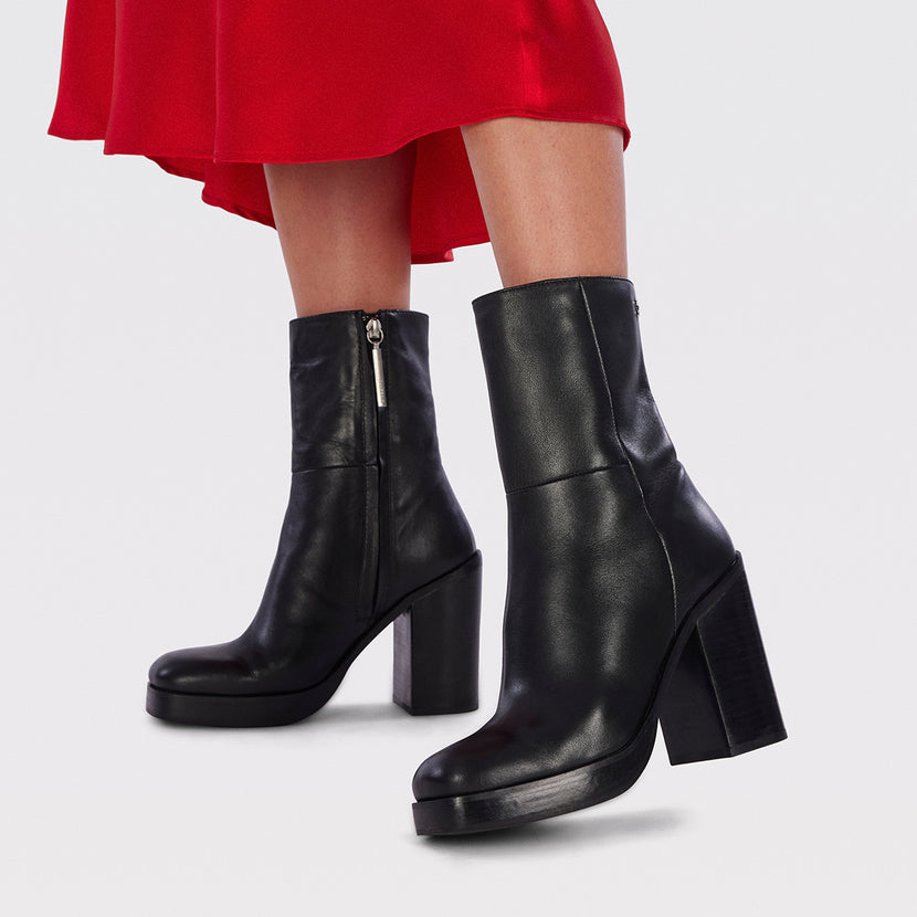 Bota media en piel color negro con tacón ancho y plataforma para mujer andoya