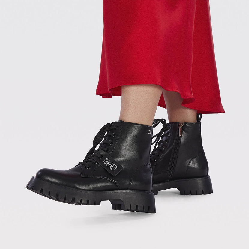 Botín negro tipo biker con cordones y piso track para mujer hesseng