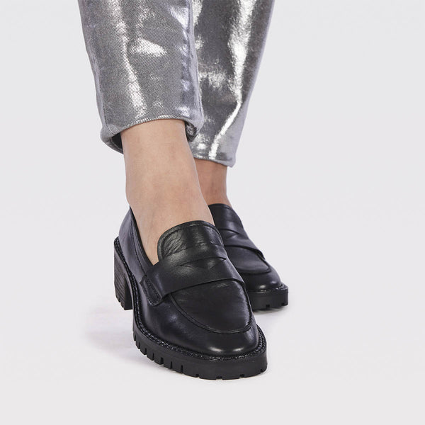 Mocasines negros de piel con piso track para mujer wolsey