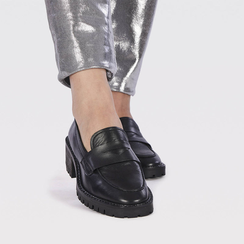 Mocasines negros de piel con piso track para mujer wolsey