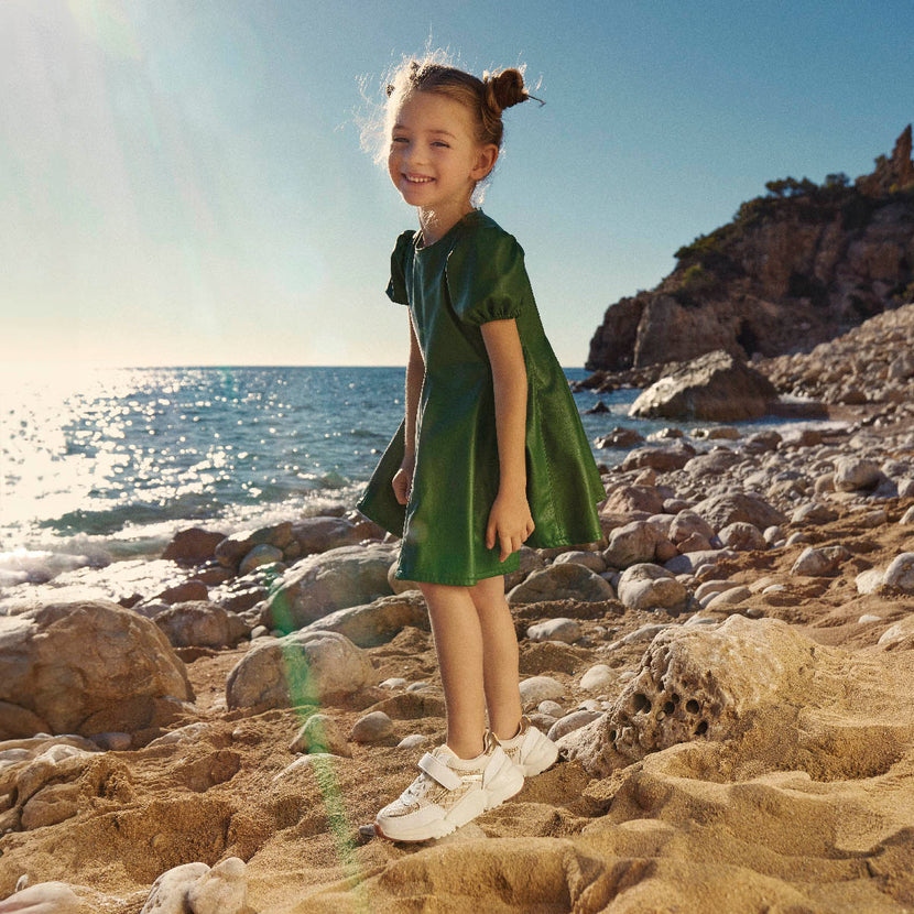 SNEAKERS BLANCAS CON DETALLES EN RAFIA Y ACENTOS METALIZADOS PARA NIÑA Y NIÑO KUKUR