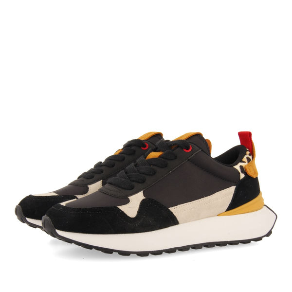 SNEAKERS NEGRAS CON DETALLE EN PRINT ANIMAL PARA MUJER KERBY