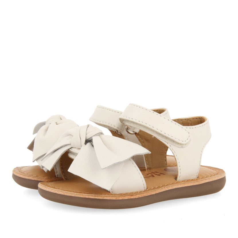 SANDALES BLANCHES EN CUIR AVEC NOEUD POUR BÉBÉ ITALA
