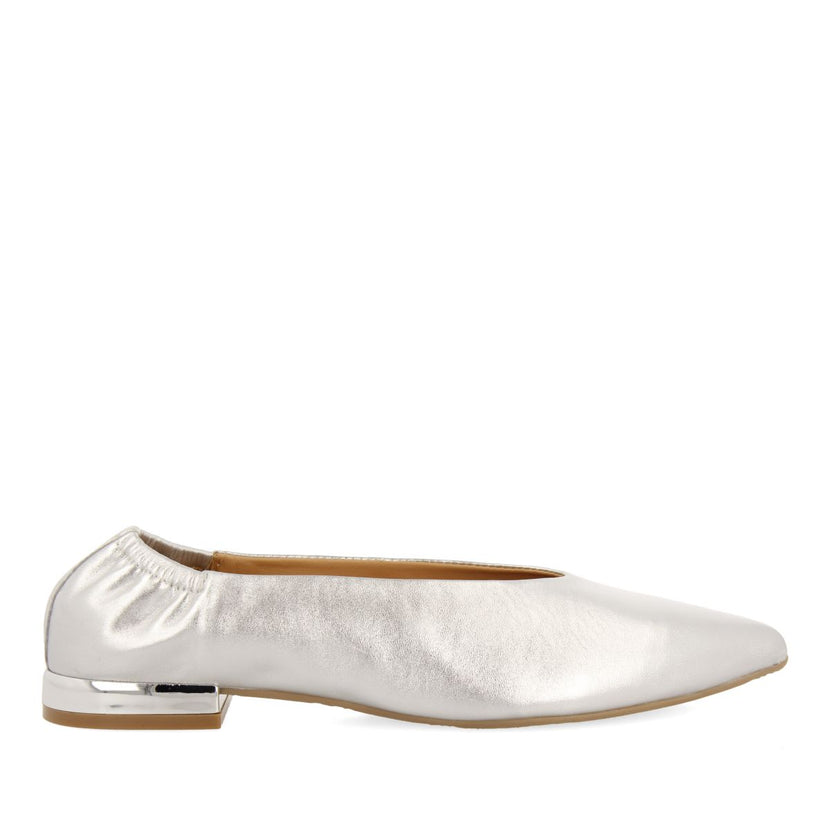 BALLERINE IN PELLE COLOR ARGENTO CON PUNTA SOTTILE E TACCO ARRUFFATO PER DONNA GUATAY
