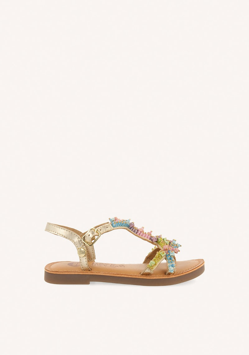SANDALIAS DORADAS DE PIEL CON ADORNOS DE CUENTASMULTICOLOR PARA NIÑA Y NIÑO TICE