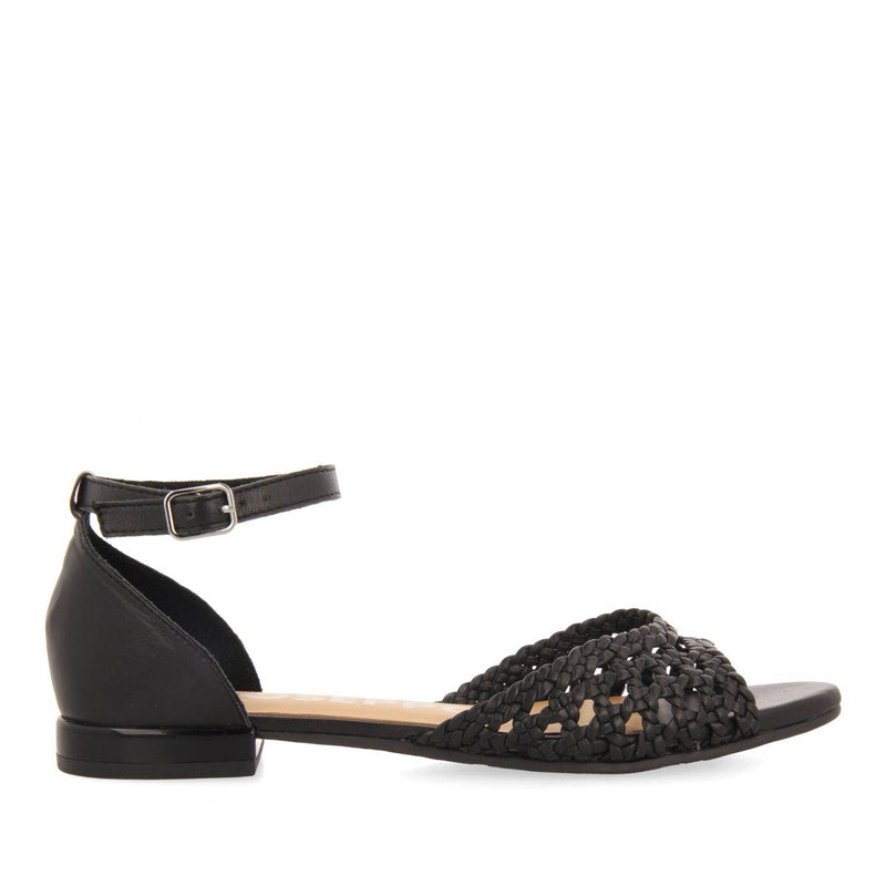 BAILARINAS NEGRAS DE PUNTA ABIERTA DE PIEL CON TRENZADOS Y CIERRE CON PULSERA PARA MUJER MAUPIN