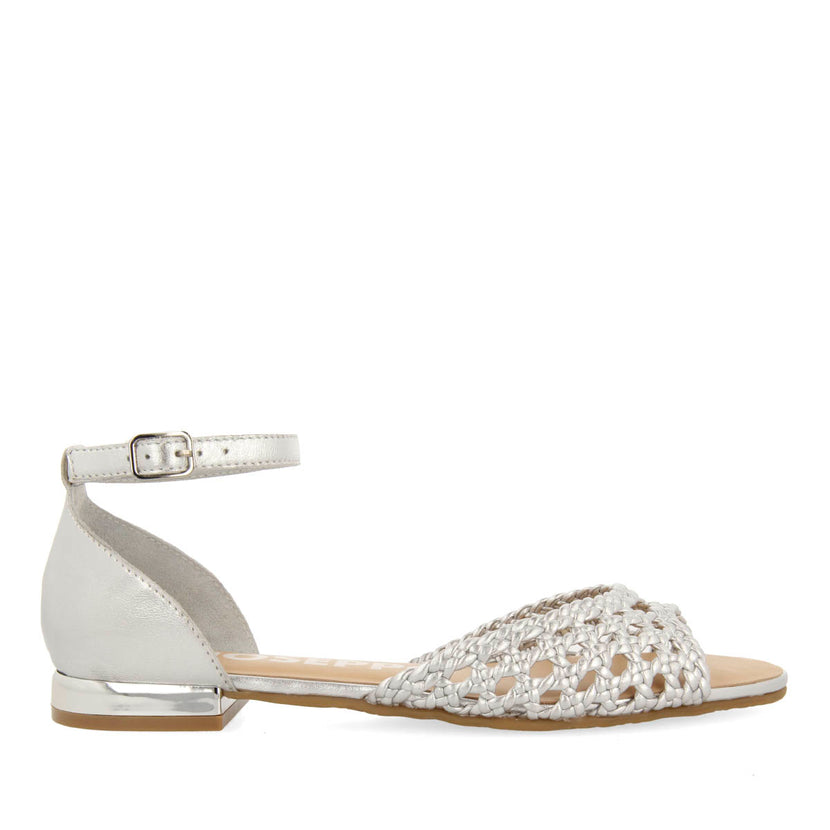 BALLERINE ARGENTATE CON PUNTA APERTA IN PELLE INTRECCIATA E CHIUSURA A BRACCIALE PER DONNA MAUPIN