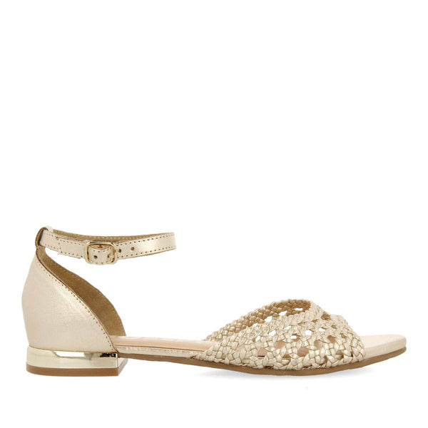 BAILARINAS COLOR PLATINO DE PUNTA ABIERTA DE PIEL CON TRENZADOS Y CIERRE CON PULSERA PARA MUJER MAUPIN