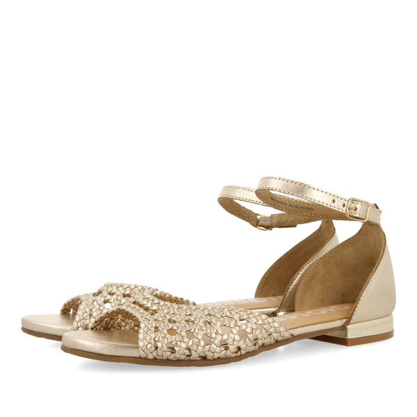 BAILARINAS COLOR PLATINO DE PUNTA ABIERTA DE PIEL CON TRENZADOS Y CIERRE CON PULSERA PARA MUJER MAUPIN