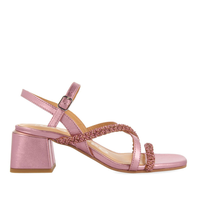SANDALIAS DE TACÓN FUCSIA CON TIRAS CON DETALLES DE PEDRERÍA PARA MUJER NISCEMI