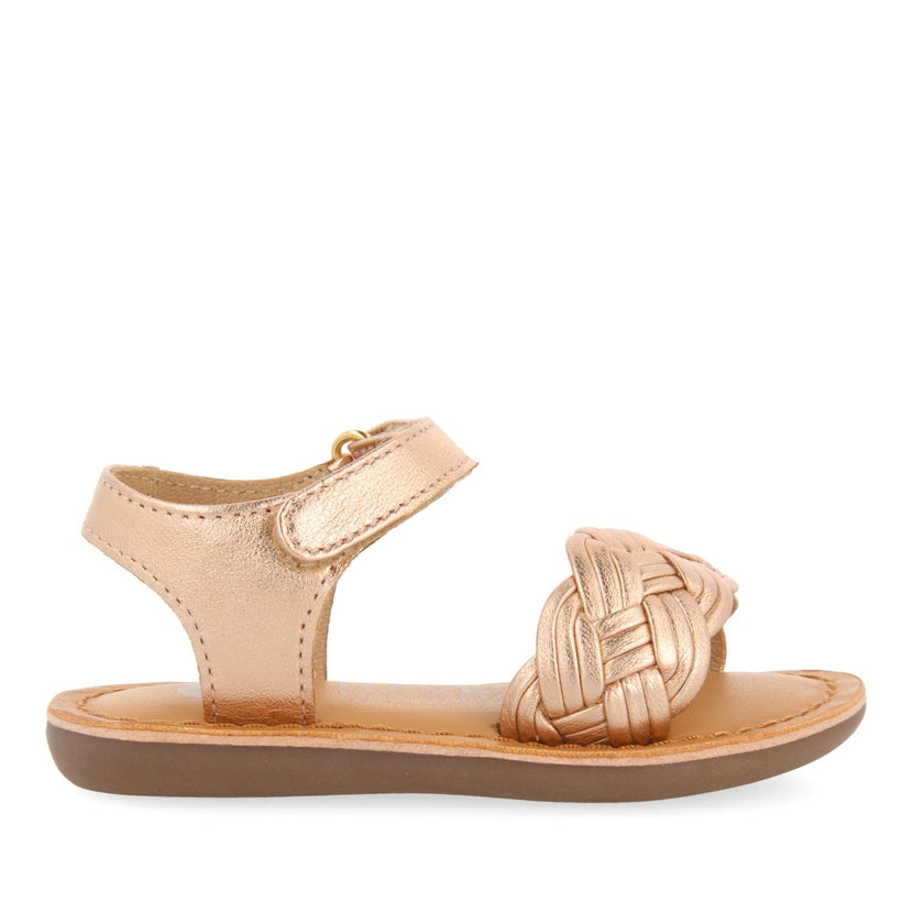 SANDALIAS COLOR ORO ROSA DE PIEL CON TRENZADO Y CIERRE AJUSTABLE PARA BEBÉ FLUSHE