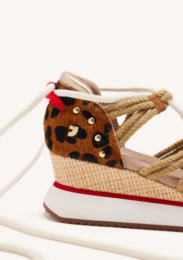 ZAPATILLAS ABIERTAS PIEL LEOPARDO Y CUÑA RAFIA KEWASKUM