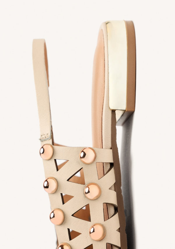 MULES TACHAS PIEL CALAMUS