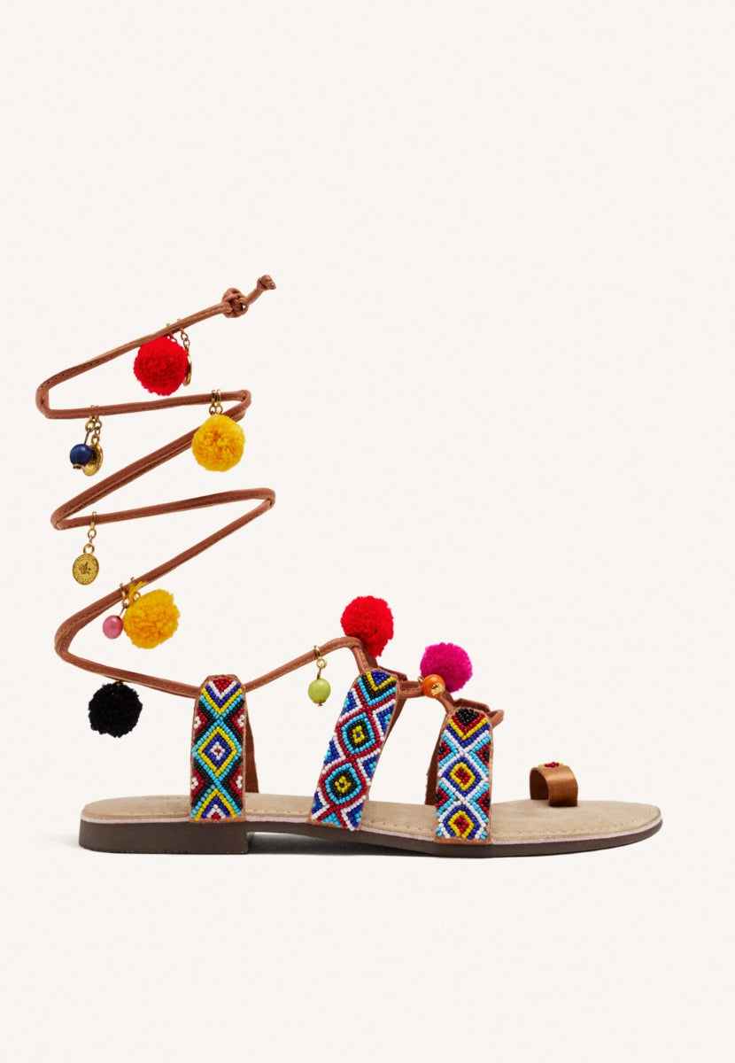 SANDALIAS PIEL ABALORIOS Y POMPONES DYANI