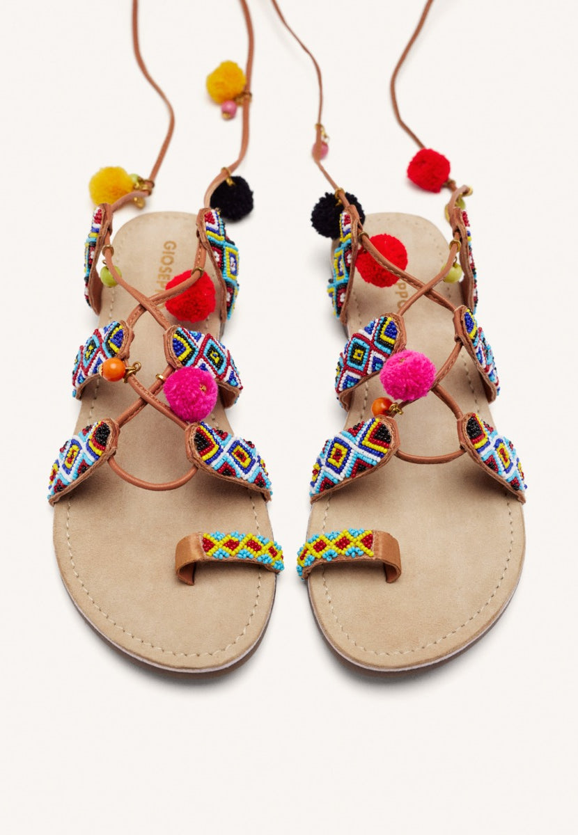 SANDALIAS PIEL ABALORIOS Y POMPONES DYANI