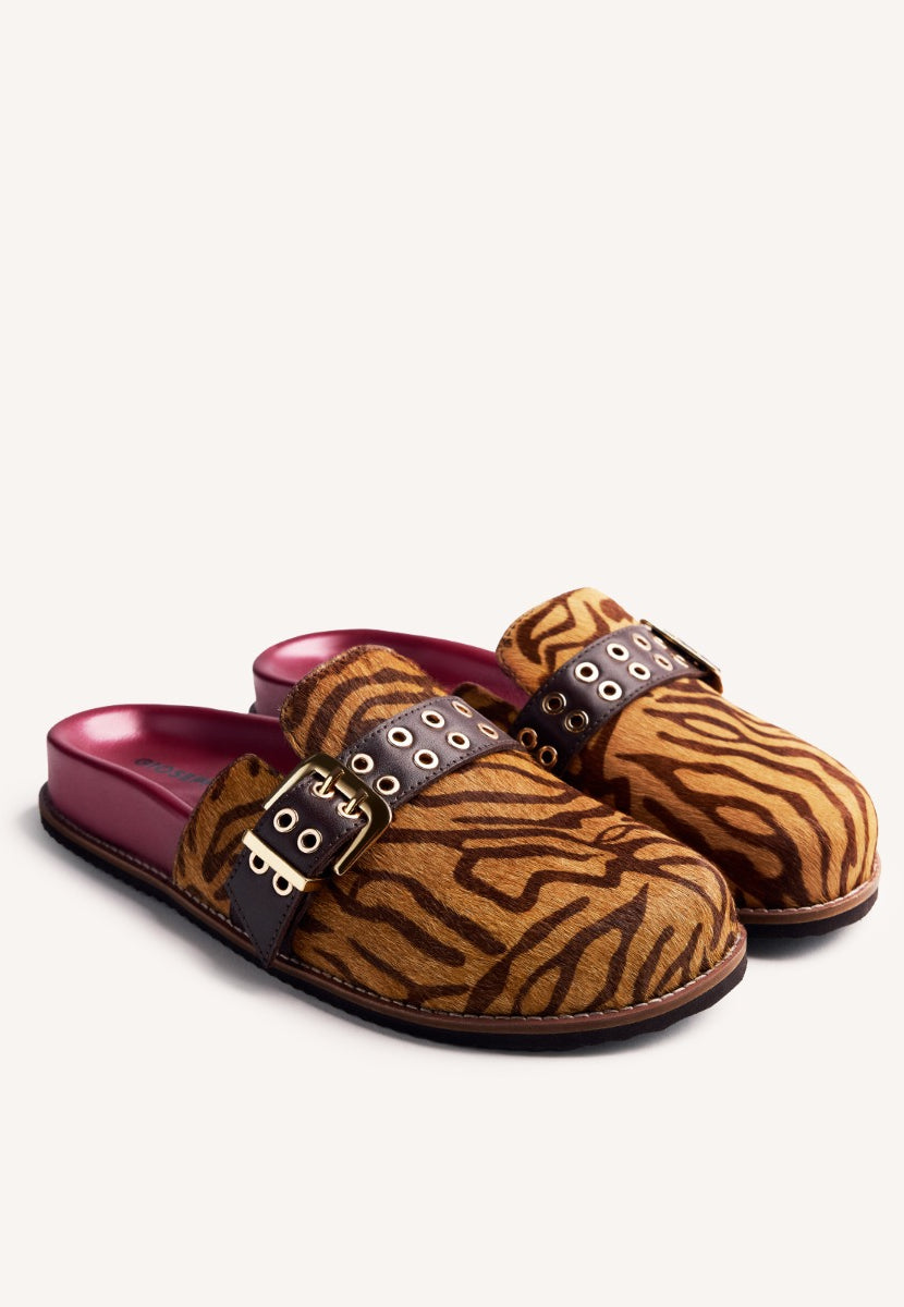 ZUECOS PIEL ESTAMPADO ANIMAL BEULAH