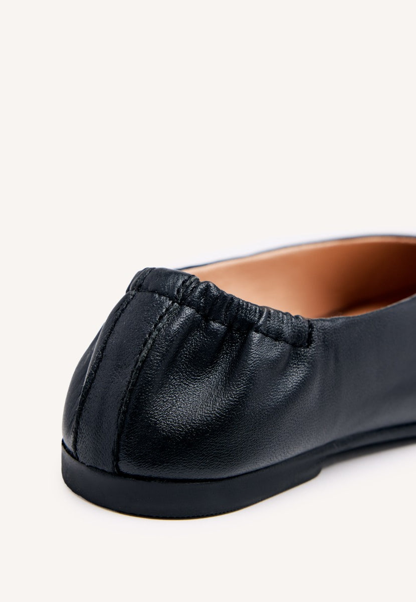 BALLERINE IN PELLE NERA CON PUNTA SOTTILE E TALLONE INCROCIATO PER DONNA