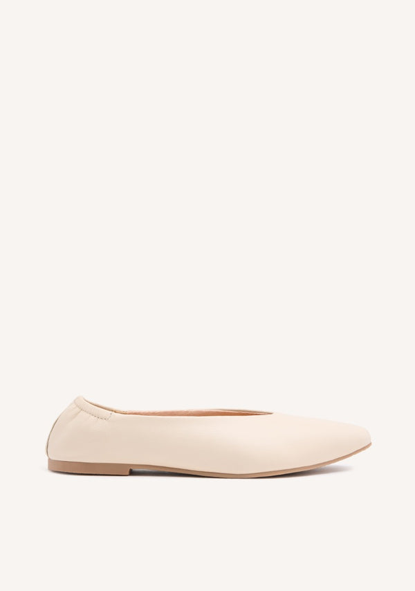 BALLERINES EN CUIR BLANC CASSÉ AVEC BOUT POINTU ET TALON VOLANT POUR FEMMES