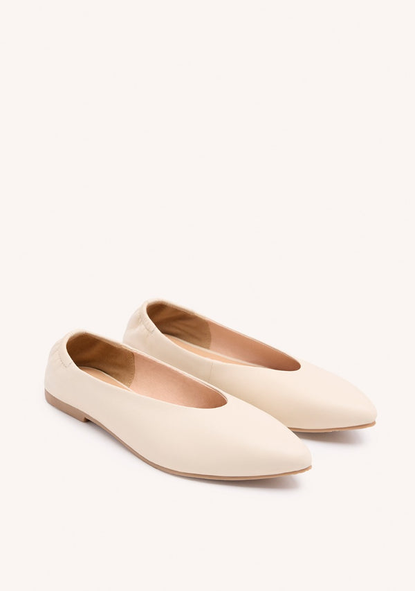 BALLERINES EN CUIR BLANC CASSÉ AVEC BOUT POINTU ET TALON VOLANT POUR FEMMES