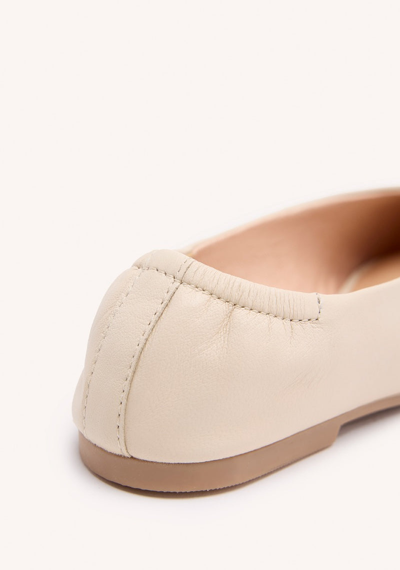 BALLERINES EN CUIR BLANC CASSÉ AVEC BOUT POINTU ET TALON VOLANT POUR FEMMES