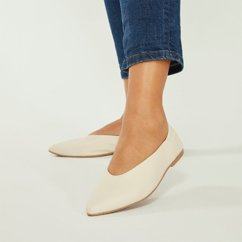 BALLERINES EN CUIR BLANC CASSÉ AVEC BOUT POINTU ET TALON VOLANT POUR FEMMES