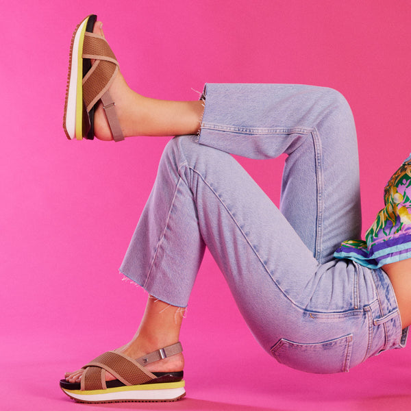 Sandalias deportivas beige con corte de rejilla para mujer caturai