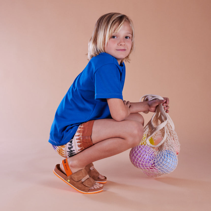 Chanclas estilo bio color cuero con detalles en naranja y mensaje para niño courgis