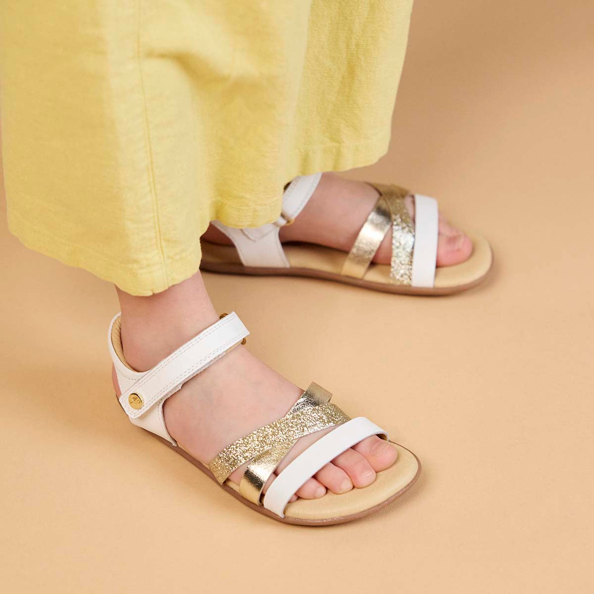 WHITE SANDALS WITH GLITTER AND METALLIC ACCENTS FOR GIRLS AND BOYS KARCAG