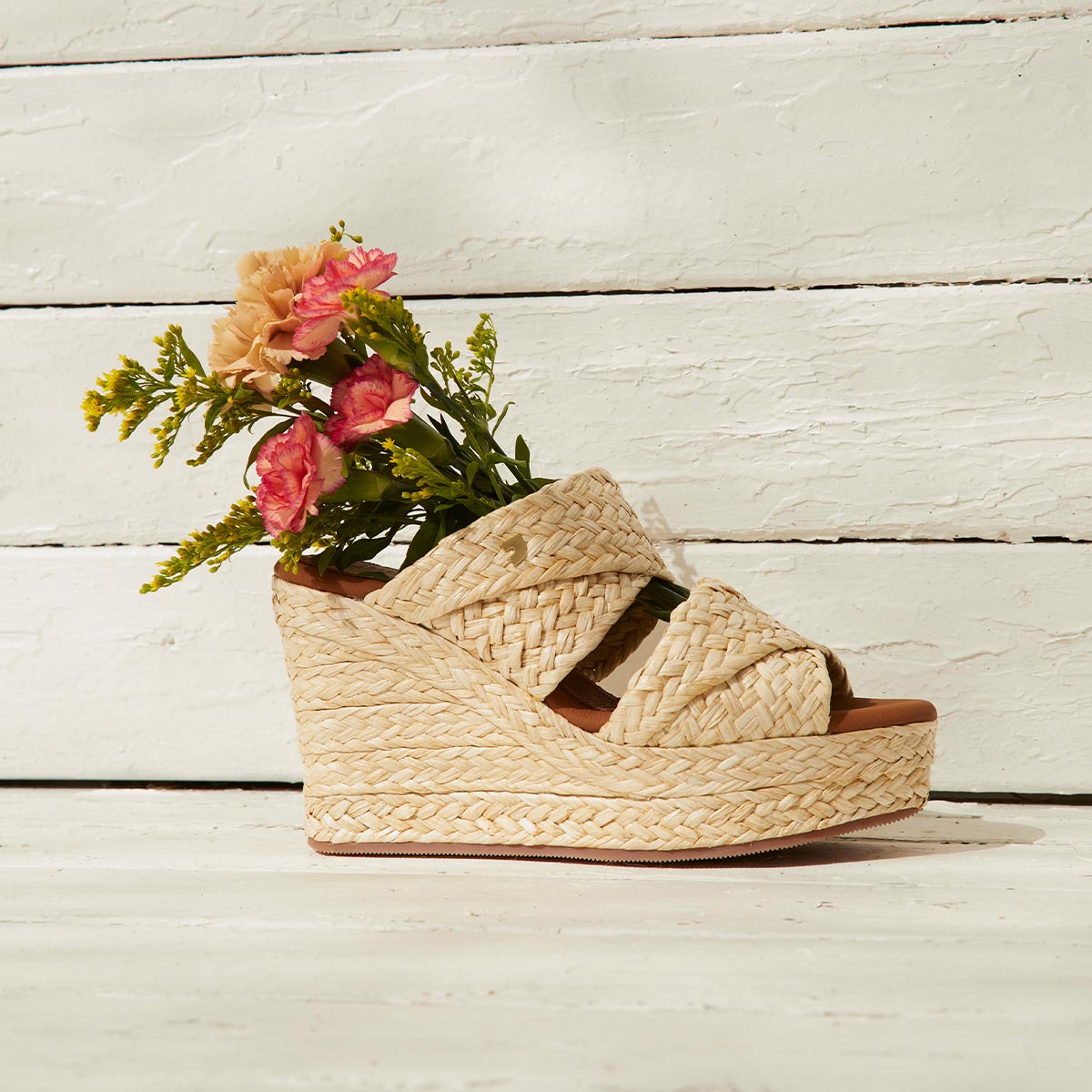 SANDALIAS ALTAS DE CUÑA COLOR CUERO ESTILO MULE CON RAFIA PARA MUJER FRAZZANO