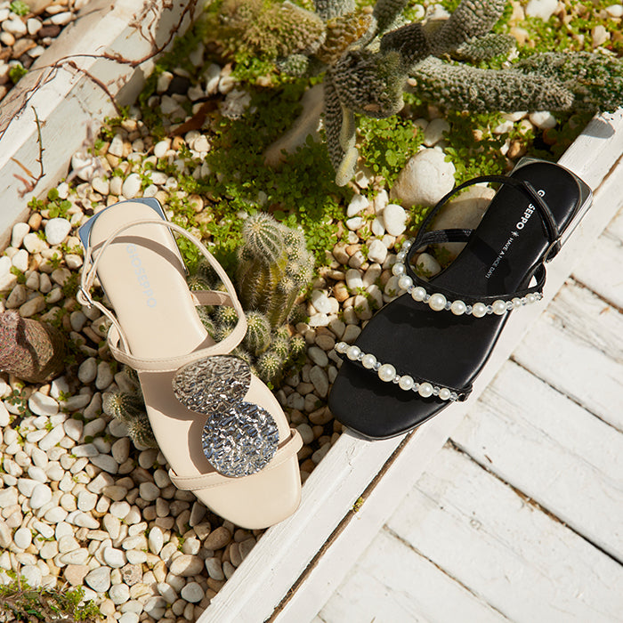 SANDALIAS COLOR OFF-WHITE DE PIEL CON ADORNOS METÁLICOS PARA MUJER TROFA