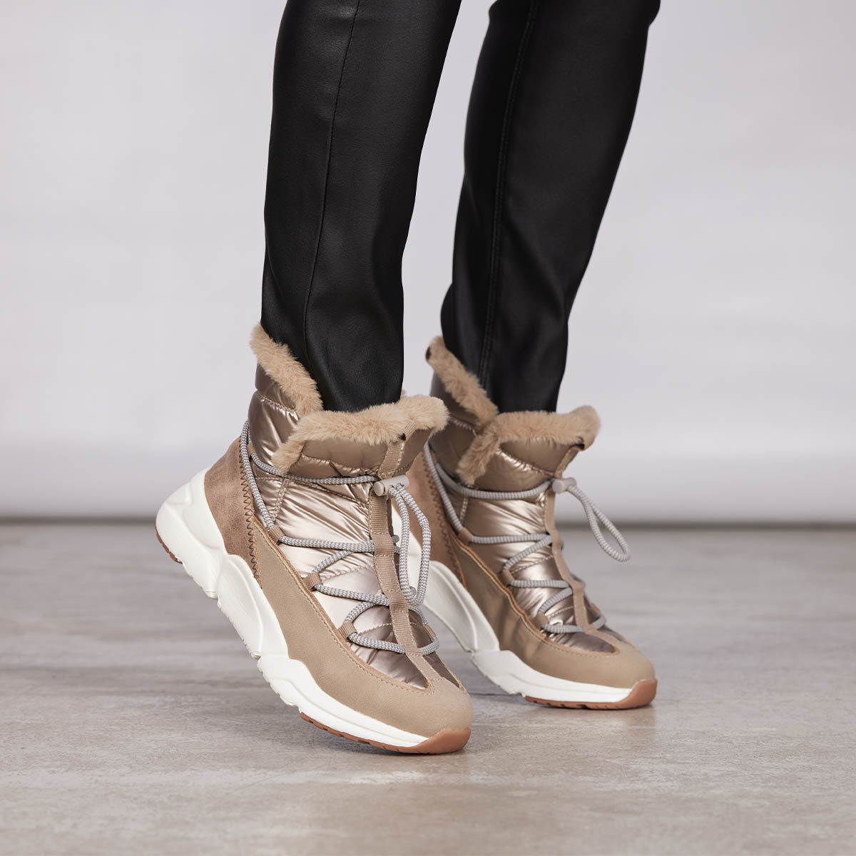 Sneakers doradas tipo botín estilo après ski con cordones para mujer flirch