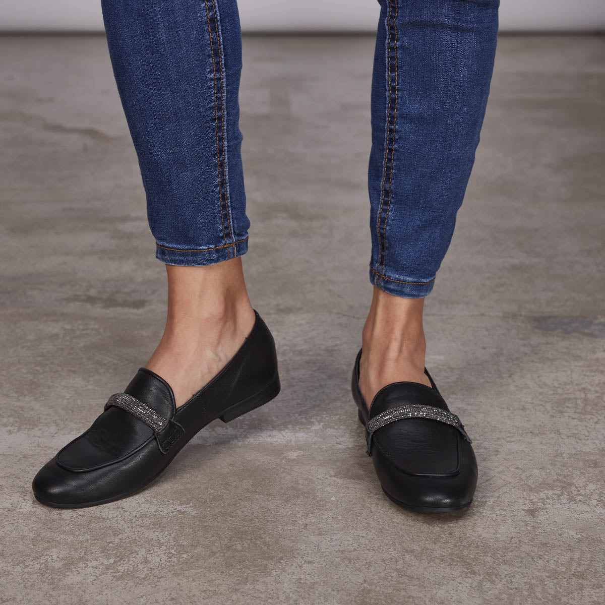 Ringsted women's black leather moccasins with rhinestone strap