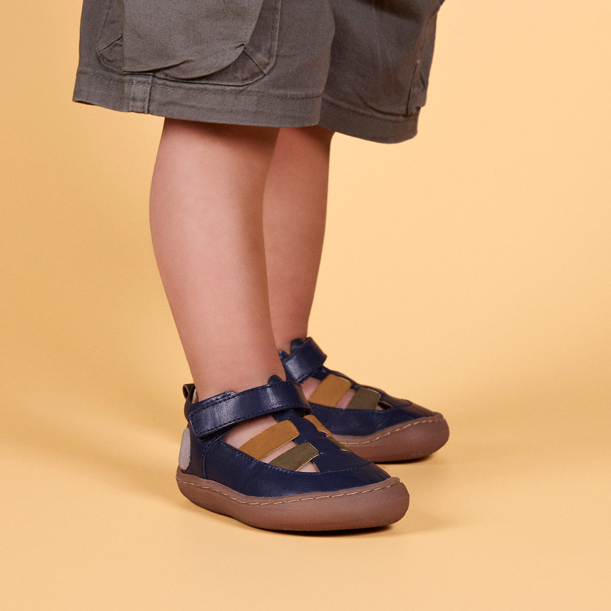 SANDALIAS COLOR AZUL MARINO ESTILO CANGREJERAS CON ACENTOS DE COLOR Y CIERRES AJUSTABLES PARA BEBÉ POREC