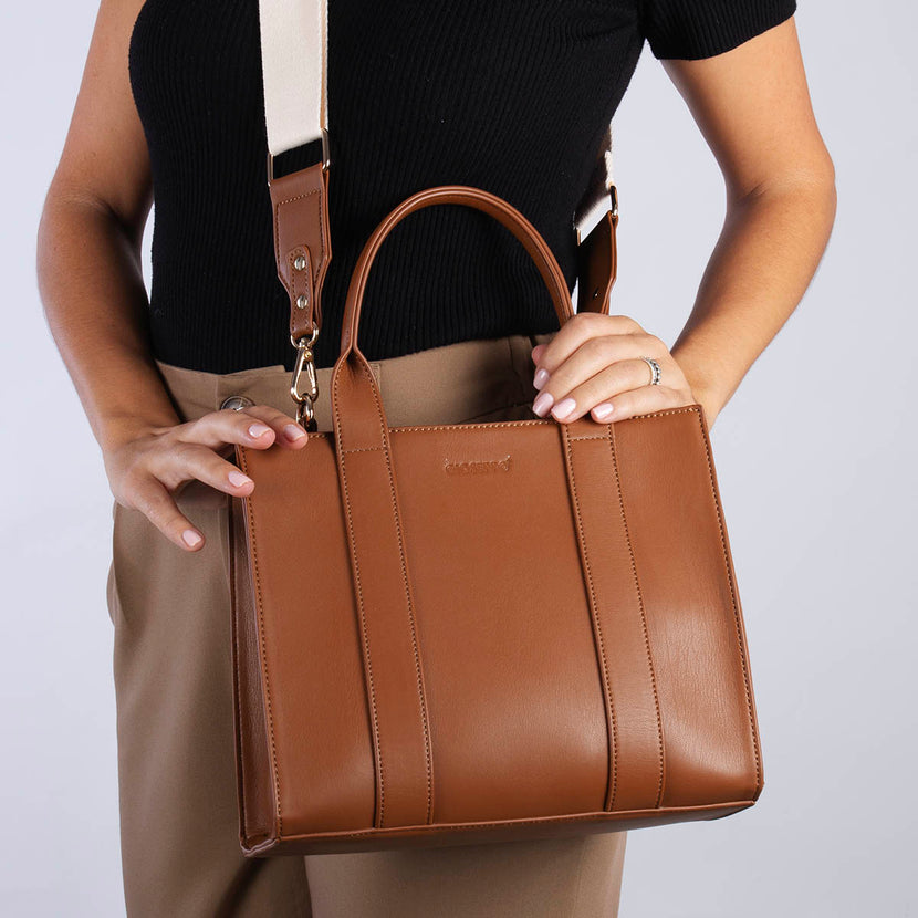 MINI BOLSO BANDOLERA COLOR CUERO CON DETALLE EN BEIGE MALONE