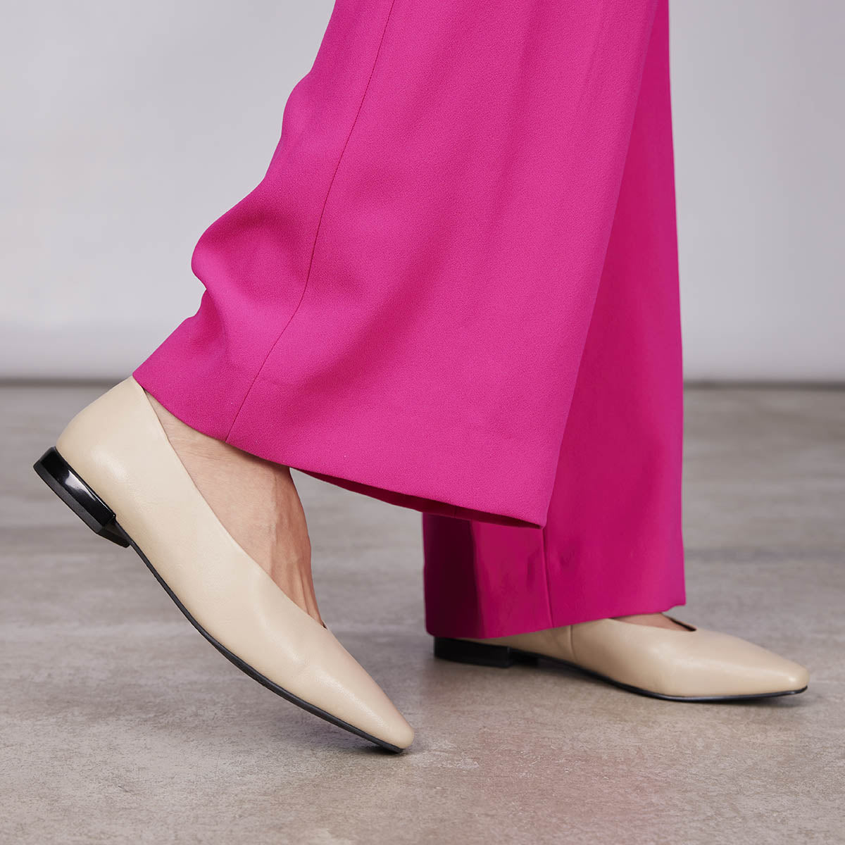 Bailarinas color off-white con punta fina para mujer gifford 