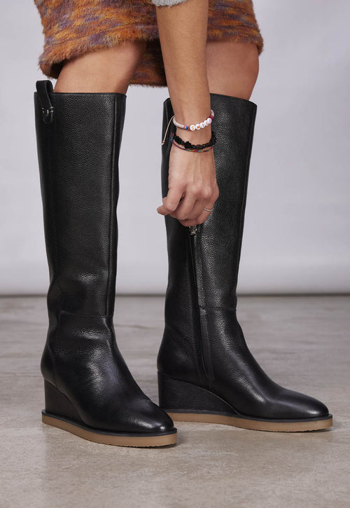 Bota negra de piel con cuña para mujer freuchie