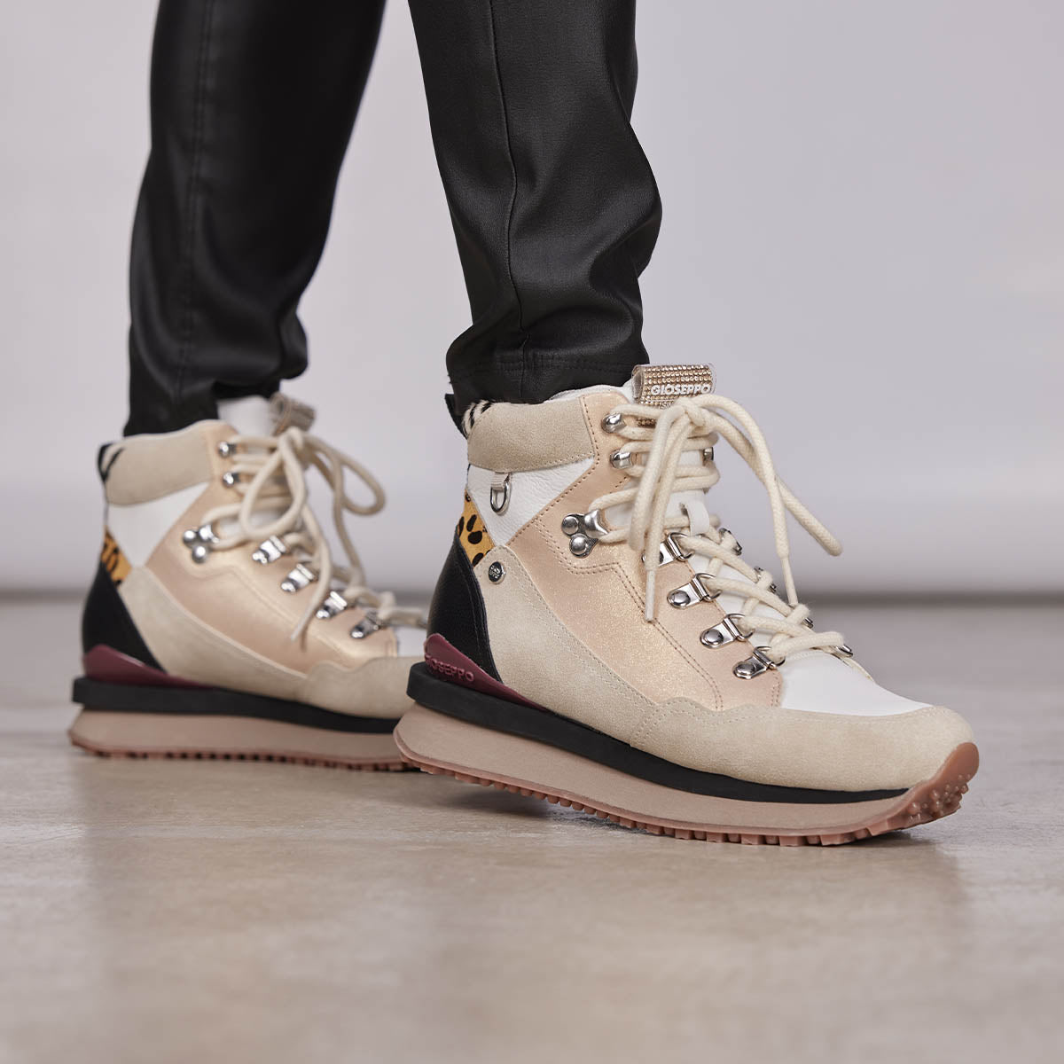 Sneakers bianche tipo stivaletto da montagna con dettagli da donna halsnaes