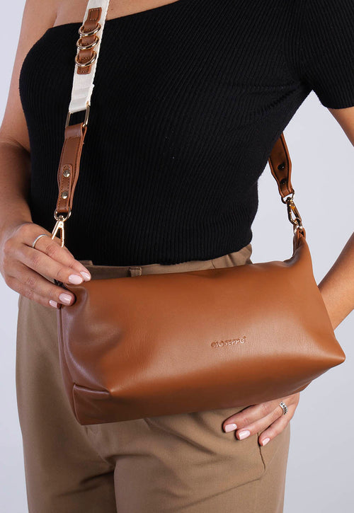 BOLSO COLOR CUERO CON BANDOLERA CARANTEC 