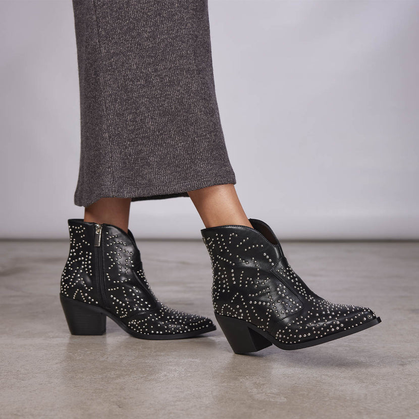 Botín estilo cowboy negro con detalle de tachuelas para mujer struer